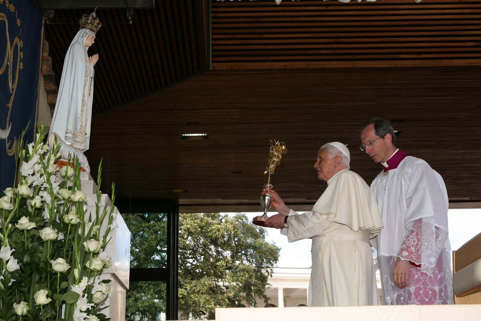 golden-rose_pope-presnts-2010-at-the-shrine-of-our-lady-of-fatima