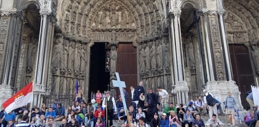 Pfingstmesse bei der Wallfahrt nach Chartres - Foto: Cathwalk