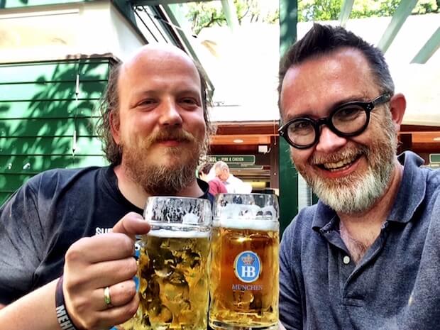 Trafen sich in einem Münchner Biergarten: Dr. Tobias Klein (l.) und Rod Dreher (r.)