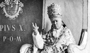 Pius X. Bild: By Giuseppe Felici (1839-1923) (souvenir card) [Public domain], via Wikimedia Commons
