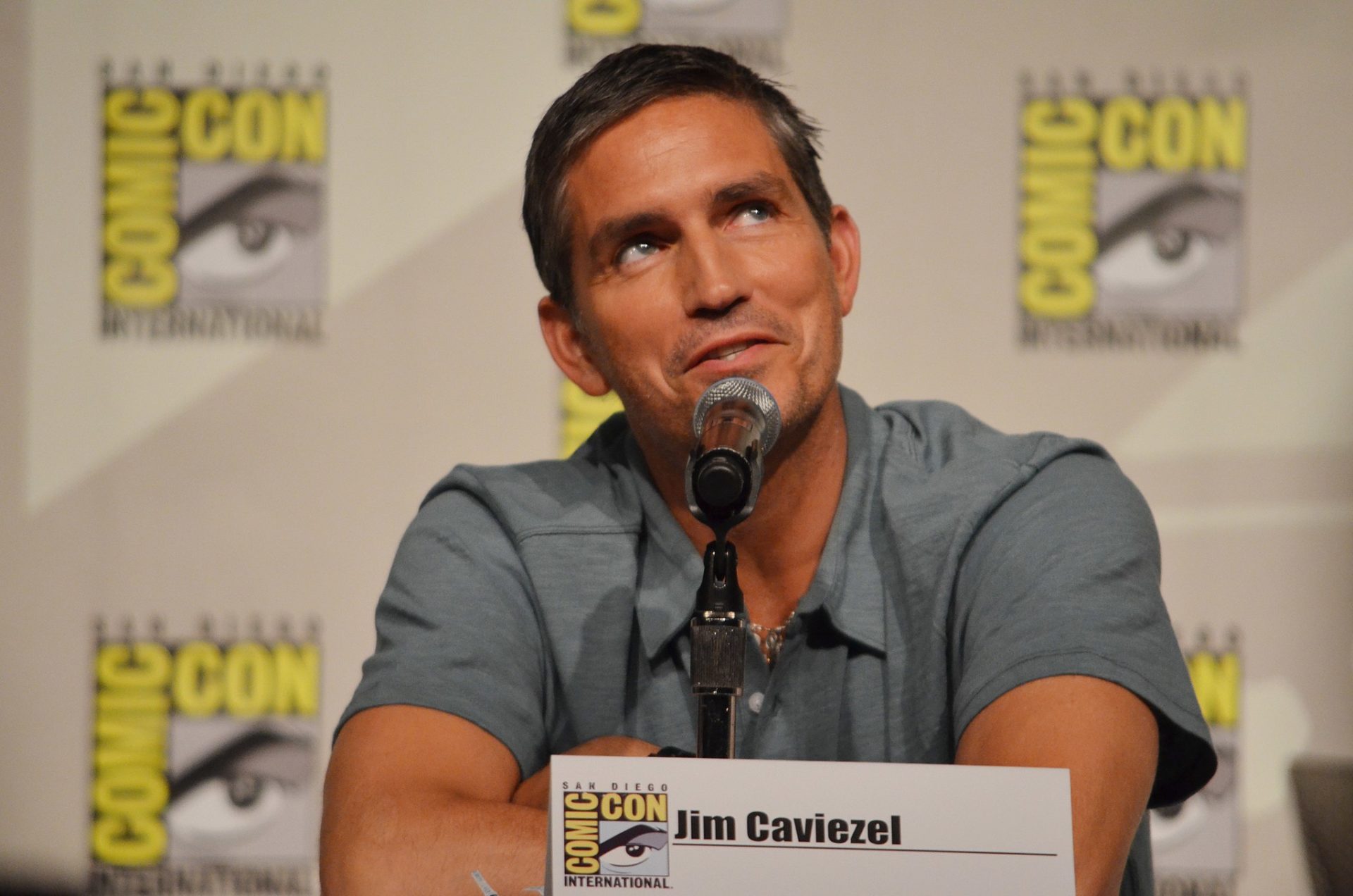 Jim Caviezel | Bild: Genevieve [CC BY 2.0 (https://creativecommons.org/licenses/by/2.0)]