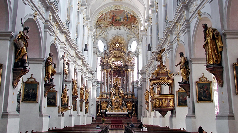 St. Peter (Alter Peter, Hochaltar & Deckengemälde | Foto: H. Helmlechner, CC BY-SA 3.0 , via Wikimedia Commons