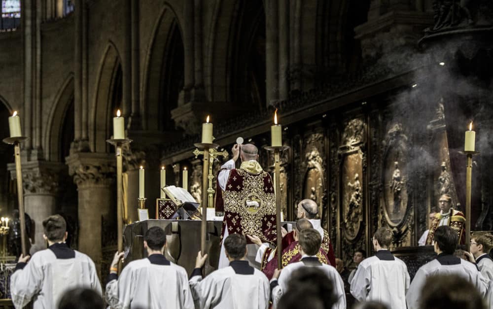 Alte Messe in Chartres | Bild: Latin Mass Society | flickr.com (https://bit.ly/3i35LMw) | Lizenz: CC BY-NC 2.0 (https://creativecommons.org/licenses/by-nc/2.0/)