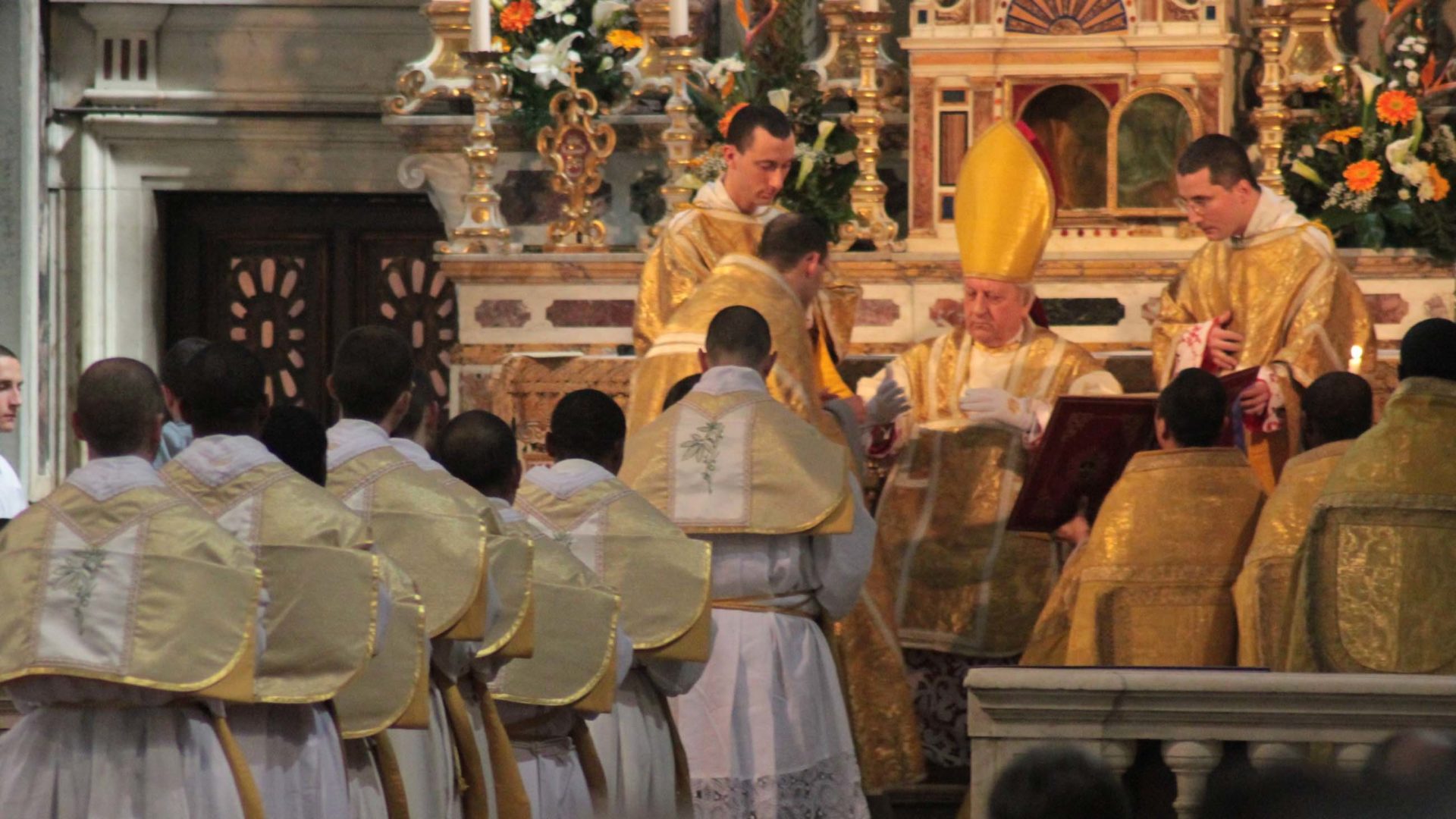 Priesterweihe in der Alten Messe für die Franziskaner der Immaculata in Florenz (2010) | Fr James Bradley, flickr.com (https://www.flickr.com/photos/jamesbradley/albums/72157623582168781) Lizenz: CC BY 2.0 (https://creativecommons.org/licenses/by/2.0/)
