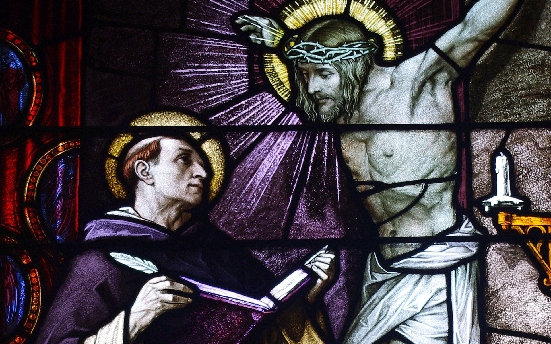 Auf diesem Buntglasfenster in der St. Patrick Church (Columbus, Ohio) ist eine Ikone der Kreuzigung abgebildet, die mit Thomas von Aquin spricht | Nheyob, CC BY-SA 4.0 (https://creativecommons.org/licenses/by-sa/4.0) via Wikimedia Commons