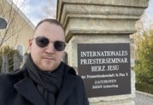 Vor dem Internationalen Priesterseminar Herz Jesu in Zaitzkofen